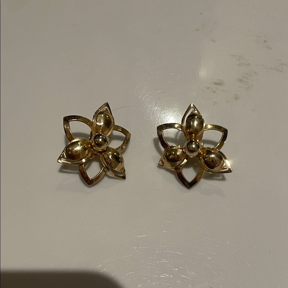 Sarah Coventry Gold Flower Petal clip on Earrings